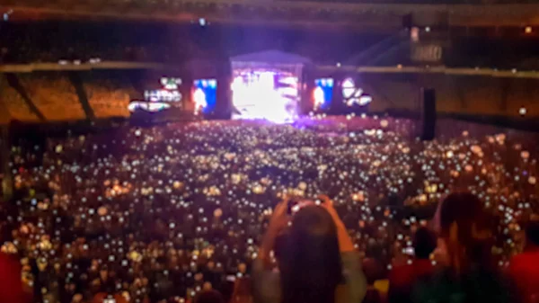 Geceleri rock konserinde lazerler ve renkli ışık Demetleri ile ışıklı sahnenin odak görüntüsü soyut