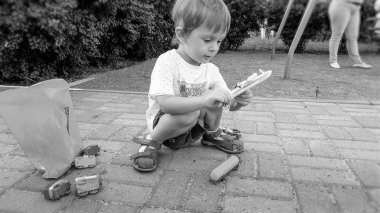 Çocuk oyun alanında oyuncak oyun alanı ile oynayan küçük 3 yaşındaki küçük çocuk siyah beyaz görüntü