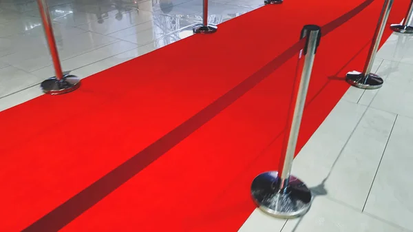 Largo camino de alfombra roja para celebridades en el cine o el espectáculo de premios theter — Foto de Stock