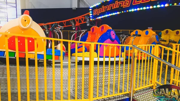 Foto do carrossel colorido do trem para crianças pequenas no parque de diversões no shopping — Fotografia de Stock