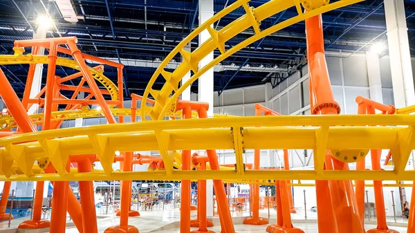 Obraz Roller Coaster z ekstremalnymi szybkimi pętlami w dużym centrum handlowym — Zdjęcie stockowe