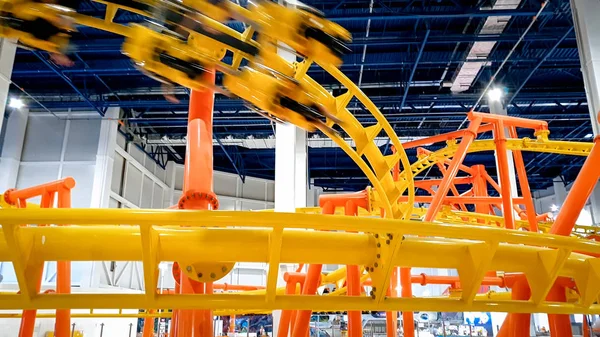 Imagen de montaña rusa con bucles extremadamente rápidos en un gran centro comercial — Foto de Stock