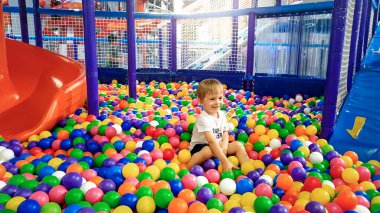 Küçük renkli plastc topu çok oyun alanında oynarken ve eğlenmek 3 yaşındaki yürümeye başlayan çocuk Görüntü. Alışveriş merkezinde eğlence parkı nın keyfini çıkaran çocuk