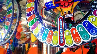 Farklı ödüller ve ikramiye kazanmak için şans gösteren casino veya piyango colroful ışıklı yuvarlak ekran Closeup görüntü