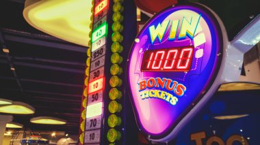 Casino veya piyango renkli parlayan neon ekran Closeup görüntü. Eğlence parkında büyük ikramiye veya büyük ödül kazanma şansı