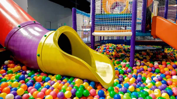 Havuzda küçük plastik top çok çocuk oyun alanı üzerinde renkli slayt Closeup görüntü.