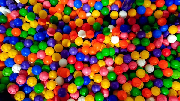 Vista de cima em lotes de bolas plásticas coloridas na piscina no parque infantil no parque de diversões — Fotografia de Stock