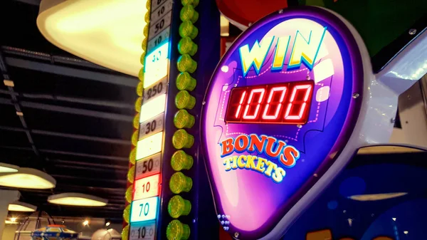 Imagen de primer plano de la pantalla de neón que muestra el premio mayor en el casino o la lotería en el parque de atracciones — Foto de Stock