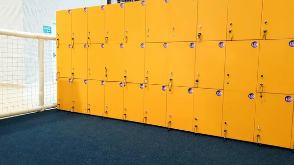 Close-up afbeelding van rechte lange rijen gele lockers in de school of hogeschool — Stockfoto