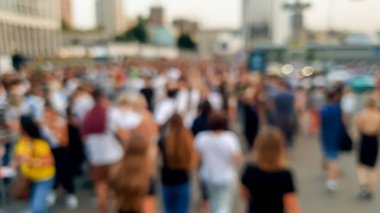 Şehir caddesinde karnaval veya tatil kutlayan insanların büyük kalabalığın Defocused görüntü