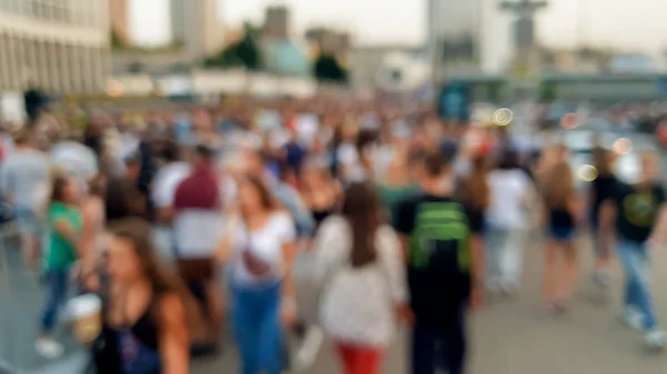 一大群人站在城市街道上等待体育场竞技场上的音乐会的模糊图像 — 图库照片