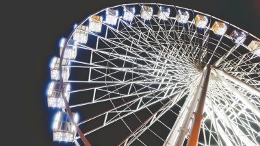 Gece güzel büyük ışıklı dönme dolap görüntüsü