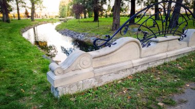 Sonbahar parkında sakin su akışı Güzel manzara