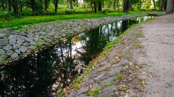 Wunderschöne Landschaft mit ruhigem Wasserlauf im Herbstpark — Stockfoto