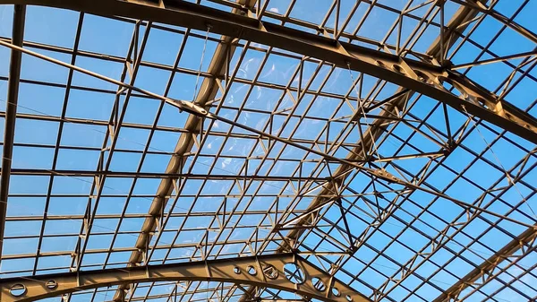 Bella immagine astratta di lungo tetto di vetro alla vecchia stazione ferroviaria. Architettura vintage — Foto Stock