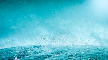 Haddeleme ve dönen sae dalga tüpü üzerinde su altından güzel görüntü