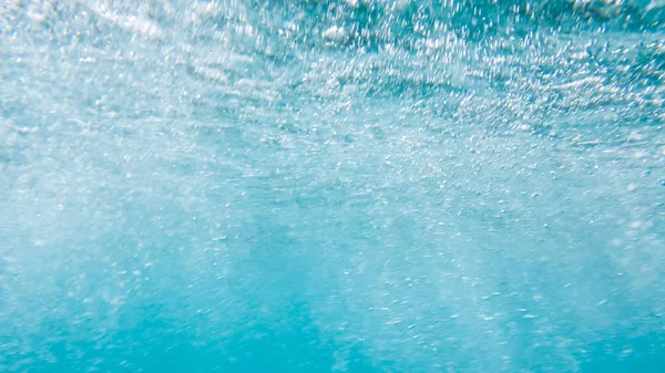 Imagem bonita de debaixo da água sobre rolar e girar tubo de onda sae — Fotografia de Stock