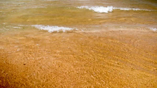 Gyönyörű kép a tenger homokos tengerpart és a nagy hullámok törés a parton — Stock Fotó