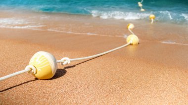 Denizde yüzen halat üzerinde yüzen şamandıra hattı Closeup fotoğraf