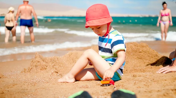 Portret 3-letniego chłopca malucha palying z zabawkami na plaży morskiej. Dziecko relaks i zabawy na wakacjach wakacje. — Zdjęcie stockowe