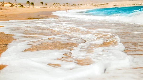 Κοντινό πλάνο των θαλάσσιων κυμάτων που κυλιέμαι στην αμμώδη παραλία — Φωτογραφία Αρχείου