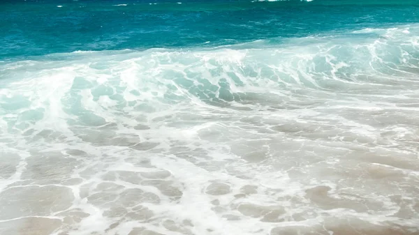 Imagem bonita de ondas do mar turquesa rolando sobre a costa em dia ensolarado brilhante — Fotografia de Stock