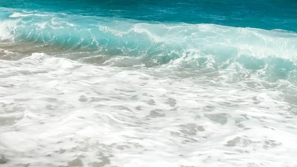 Imagem bonita de ondas de mar rolando. Marés marinhas do mar azul-turquesa — Fotografia de Stock