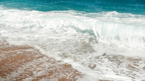 Imagem de perto das ondas do mar rolando sobre a costa. Marés oceânicas esmagando a costa — Fotografia de Stock