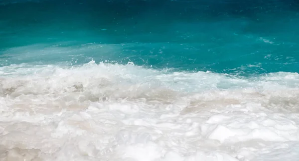 Imagem bonita de ondas de mar rolando. Marés marinhas do mar azul-turquesa — Fotografia de Stock