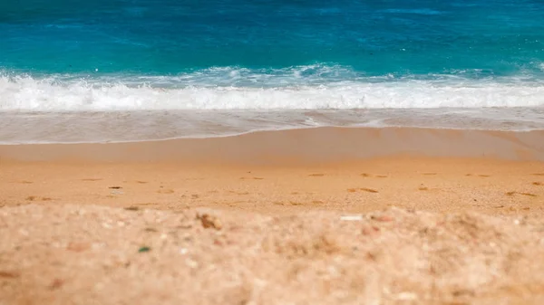 Belle image de la mer plage de sable fin et de grandes vagues se brisant sur le rivage — Photo