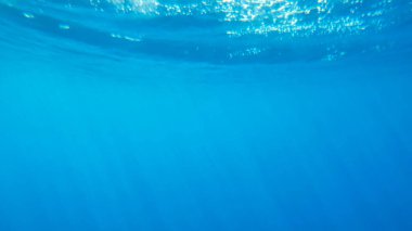 Su yüzeyinde parlayan güneş ışığı ışınlarının güzel deniz manzarası