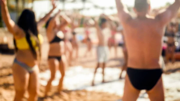 Imagen desenfocada de gente feliz bailando juntos en la playa. Amigos teniendo espuma de jabón mar playa disco fiesta . —  Fotos de Stock