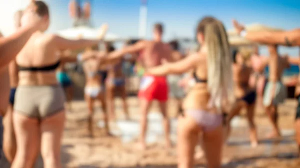 Αποεστιασμένη εικόνα του Happy χαρούμενο πλήθος που έχει τη διασκέδαση στο σαπούνι αφρού ντίσκο πάρτι στην αμμώδη παραλία θάλασσα — Φωτογραφία Αρχείου