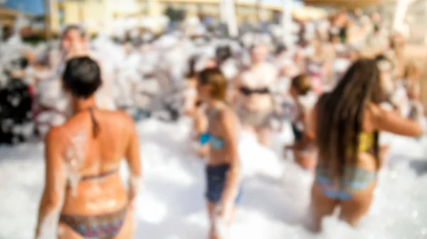 Uit focus beeld van vrolijke jonge mensen dansen en plezier hebben op de Sea Beach Disco Party. Silhouet van Big Crowd aan Ocean Shore. — Stockfoto