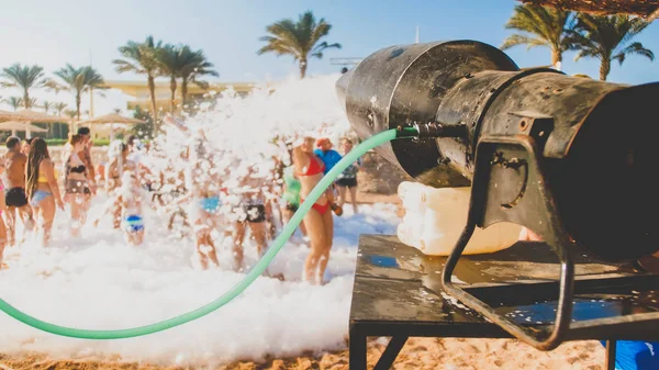 ディスコパーティーで海のビーチで飛ぶ石鹸の泡のトーンクローズアップ写真 — ストック写真