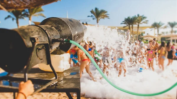 Imagem de close-up de canhão grande para fazer espuma de sabão na festa de discoteca praia do mar — Fotografia de Stock