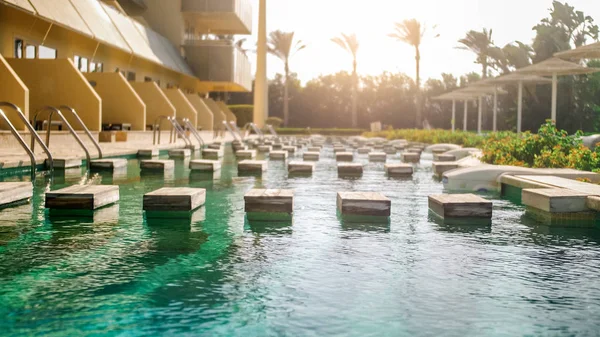 Closeup tonificado imagem de bela moradia luxuosa com piscina exterior contra a luz do sol — Fotografia de Stock