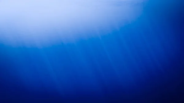 Прекрасный морской пейзаж солнечных лучей, сияющих по поверхности воды — стоковое фото
