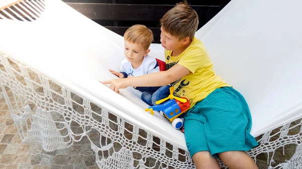 Porträtt av två pojkar som ligger på hängmattan på House Backyard — Stockfoto