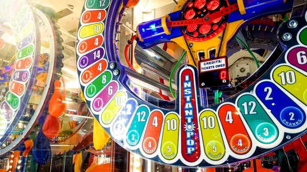 Imagem de close-up de exibição de néon iluminado colorido na máquina de jogo puxada de uma mão no cassino. Puxe a alça e agarre sua chance de ganhar prêmio ou jackpot na loteria — Fotografia de Stock