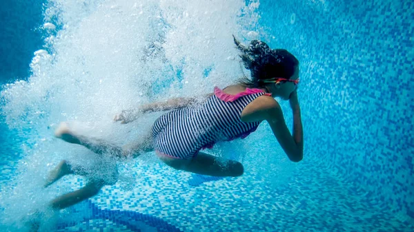 夏のホテルリゾートでスイミングプールにジャンプする2人の十代の女の子の水中画像 — ストック写真