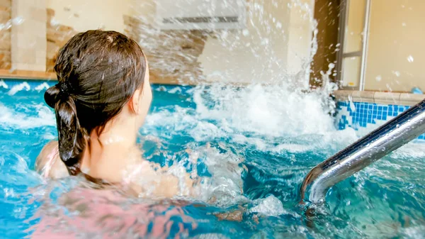 Zbliżenie zdjęcie dwóch nastoletnich dziewcząt gra i rozpryskiwania wody na basenie — Zdjęcie stockowe