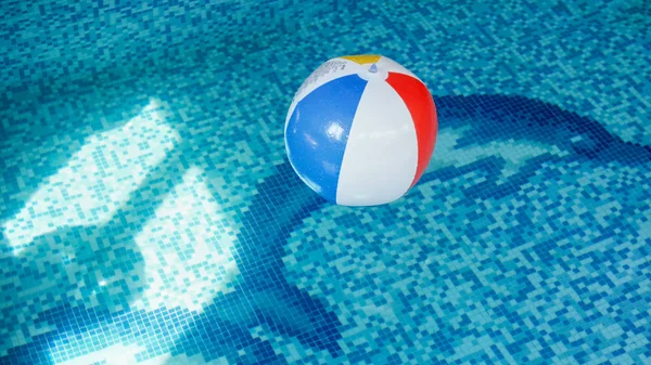 Yüzme havuzunda şişme plaj topu Closeup görüntü. Tatilde yaz plaj tatil göstermek için mükemmel bir görüntü — Stok fotoğraf