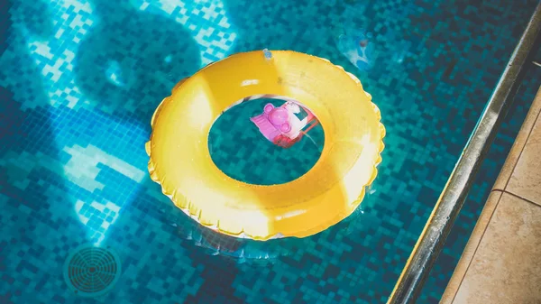 Yüzme havuzundaki çocuklar için şişme sarı halka nın yakın çekim görüntüsü — Stok fotoğraf
