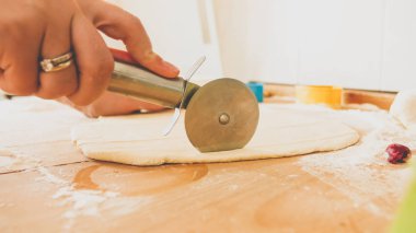 Özel yuvarlak bıçak ile pizza veya pasta için hamur kesme genç kadın Closeup tonda görüntü