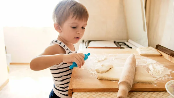 Primo piano ritratto di 3 anni bambino ragazzo in piedi sulla cucina e pasta di cottura. Bambino cottura e preparazione della colazione — Foto Stock