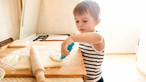 Primo piano ritratto di adorabile bambino di 3 anni bambino biscotti da forno e pasta rotolante con perno di legno. Piccolo chef cuoco — Foto Stock