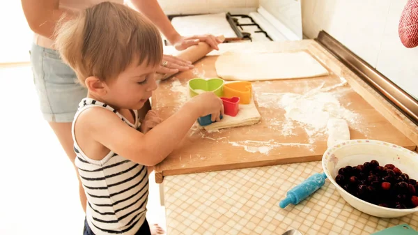 可爱的3岁幼儿男孩与母亲烹饪饼干的肖像。家庭烹饪和烘焙 — 图库照片