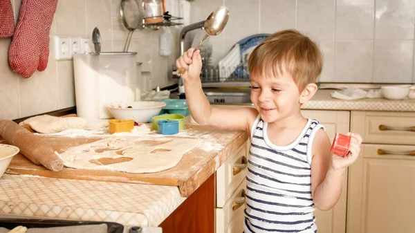 Ritratto di felice sorridente allegro ragazzo cucina e cottura in cucina a casa — Foto Stock