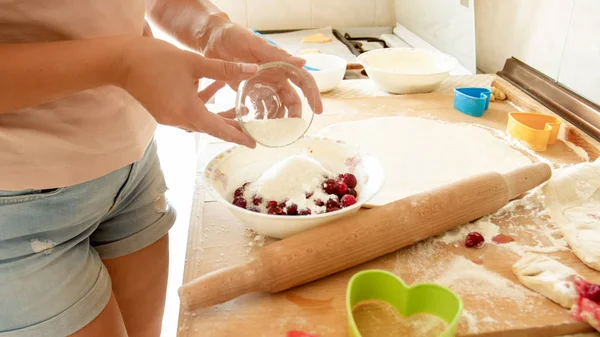 特写照片年轻女子做饭的浆果馅饼与酱汁在厨房在家里 — 图库照片